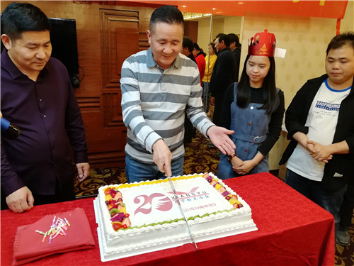 王总为翔宇满20年生日的蛋糕切第一刀 王总为翔宇满20年生日的蛋糕切第一刀