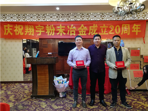 厂长为入职满10年以上员工颁发礼品 厂长为入职满10年以上员工颁发礼品