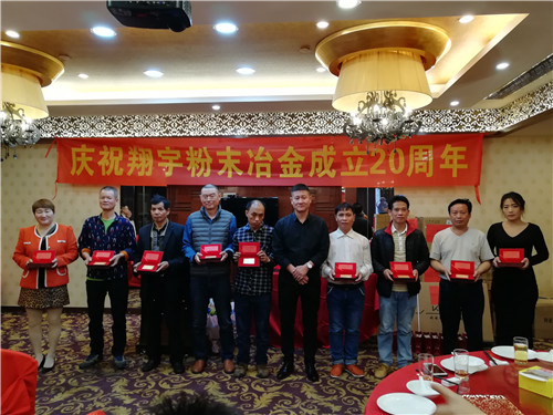 王经理为入职满5年以上员工颁发礼品 王经理为入职满5年以上员工颁发礼品