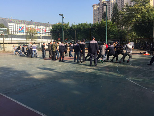 耐力的比拼—拔河赛 耐力的比拼—拔河赛